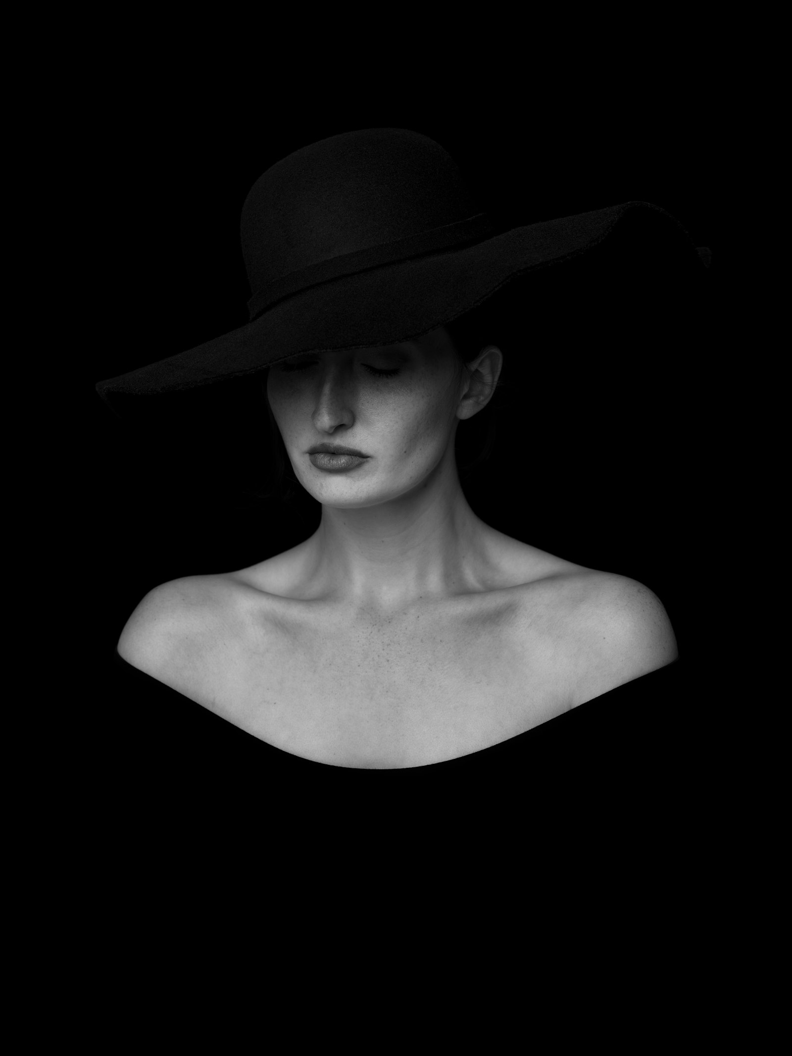 Modella in bianco e nero con cappello