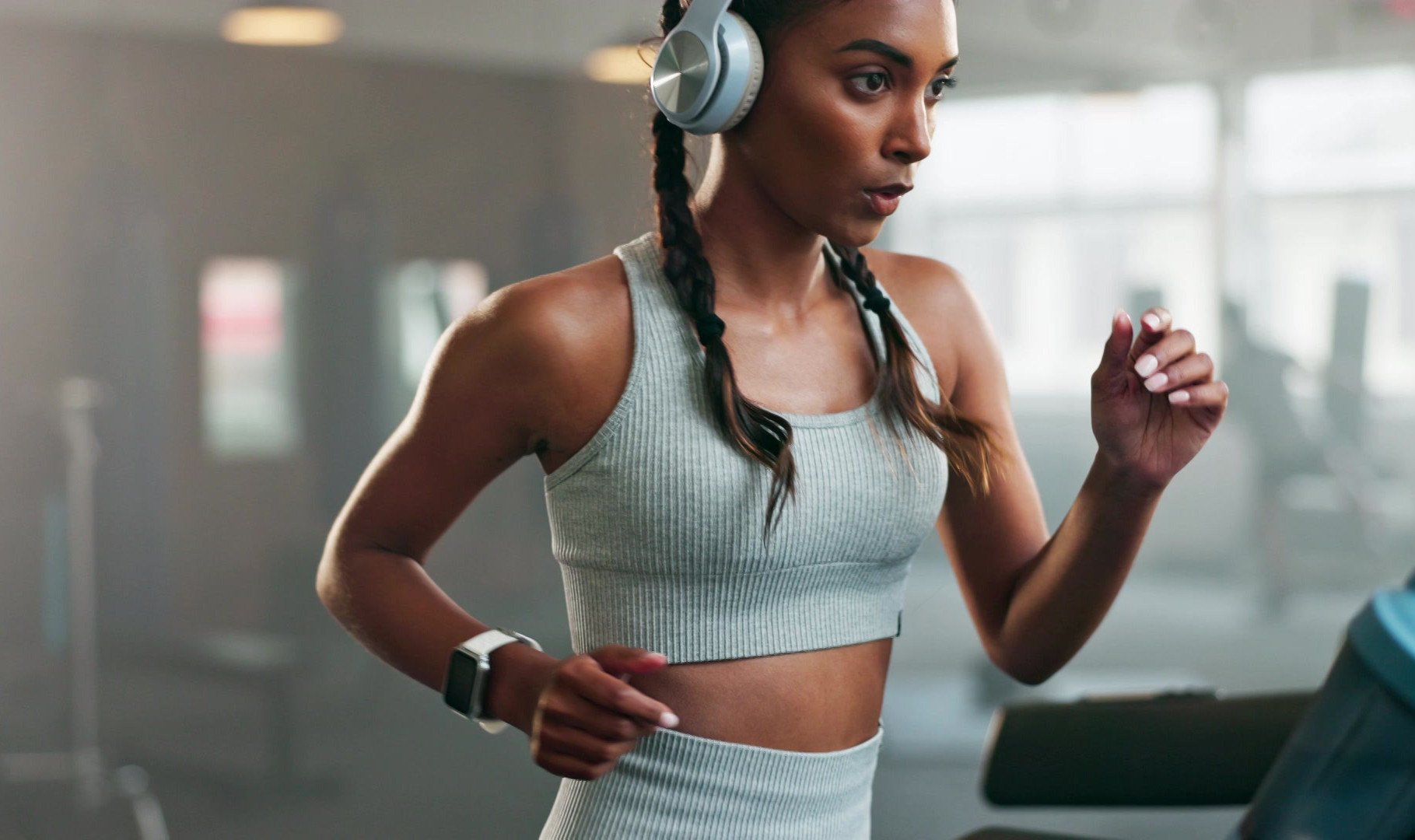 Modella che si allena in palestra